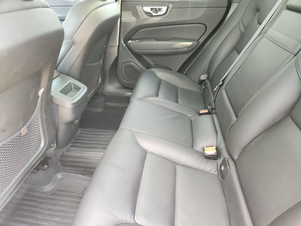 Used 2021 Volvo XC60 T5 Momentum w/ Premium Package FWD image 33