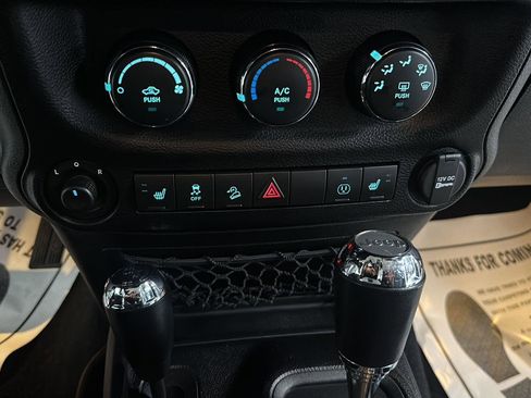 Used 2015 Jeep Wrangler Unlimited Sahara w/ Connectivity Group AWD/4WD image 18