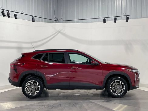 Used 2025 Chevrolet Trax LT FWD image 10