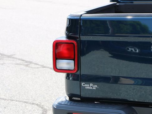 Used 2025 Jeep Gladiator Sport AWD/4WD image 6