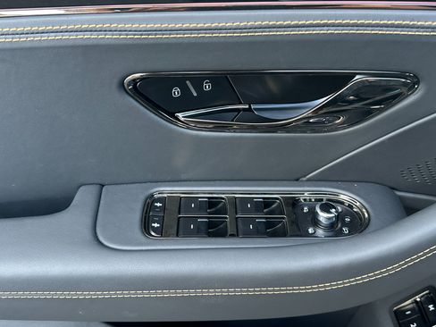 New 2025 Bentley Flying Spur Plug-In Hybrid image 14