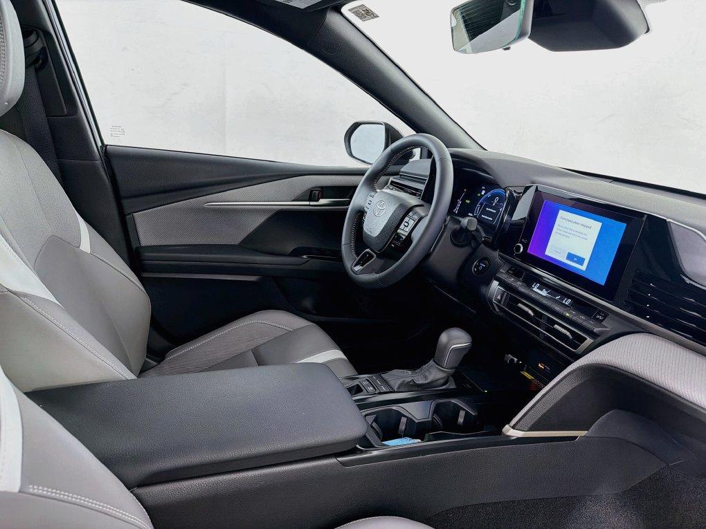 Used 2025 Toyota Camry SE FWD image 35