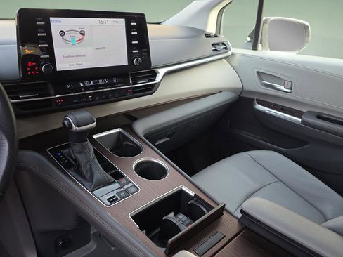 Used 2022 Toyota Sienna XLE image 25