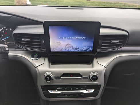 Used 2021 Ford Explorer XLT image 38