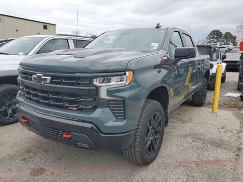 Used 2025 Chevrolet Silverado 1500 LT Trail Boss w/ Convenience Package II image 3