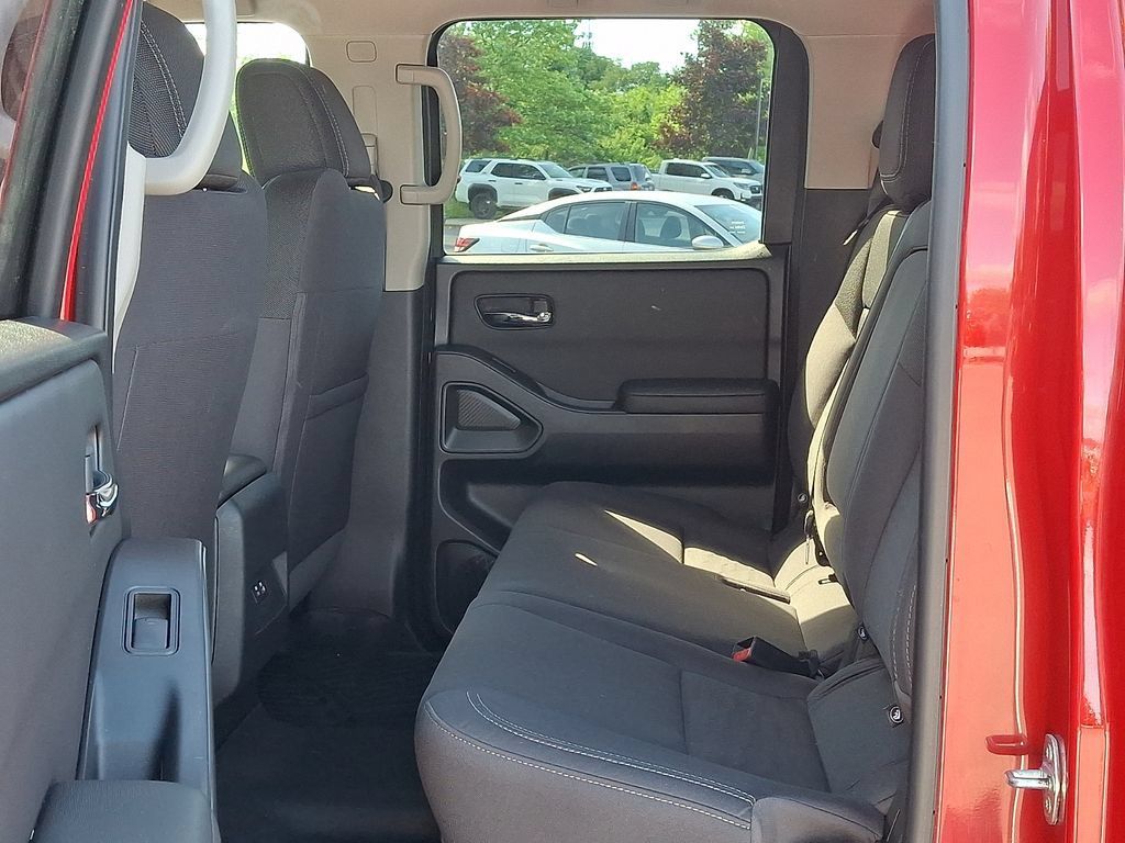 Used 2024 Nissan Frontier SV AWD/4WD image 13