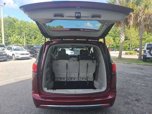 Used 2017 Chrysler Pacifica Touring-L w/ Tire & Wheel Group FWD image 6