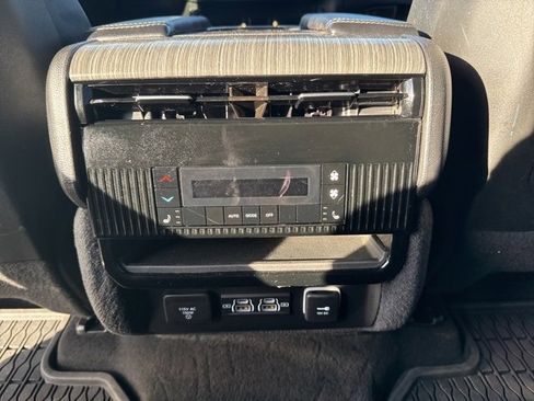 Used 2024 Jeep Wagoneer Series II w/ Flexible Seating Group image 14