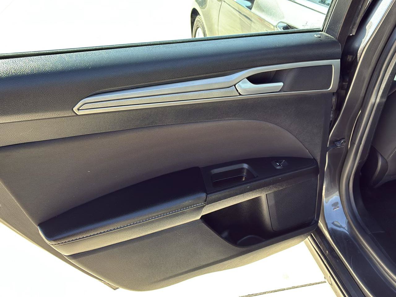 Used 2020 Ford Fusion SE FWD image 21