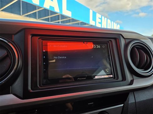 Used 2017 Toyota Tacoma 2WD Double Cab image 15