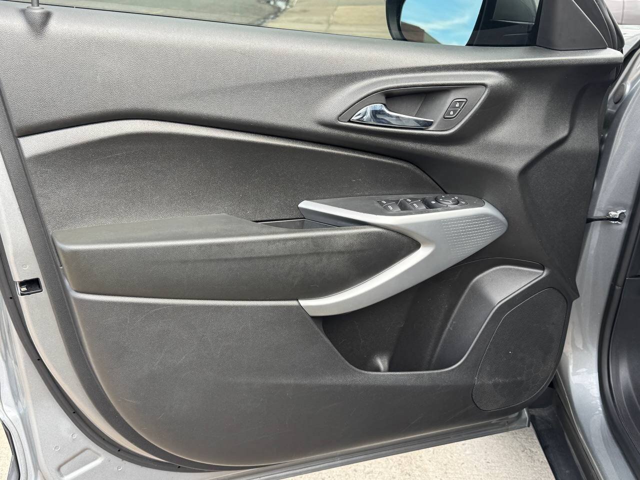 Used 2024 Chevrolet Trax LS w/ LS Convenience Package FWD image 21