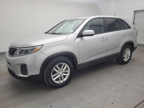 Used 2015 Kia Sorento LX image 2