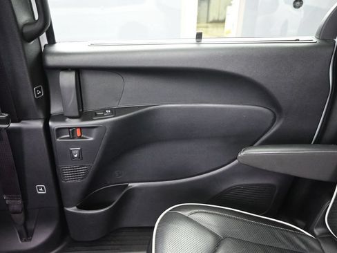 Used 2025 Chrysler Pacifica Limited FWD image 22