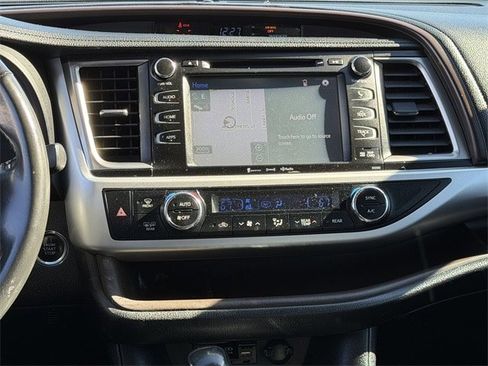 Used 2019 Toyota Highlander XLE image 18