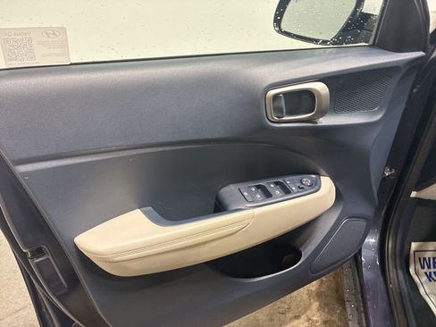Used 2025 Hyundai Venue Limited image 36