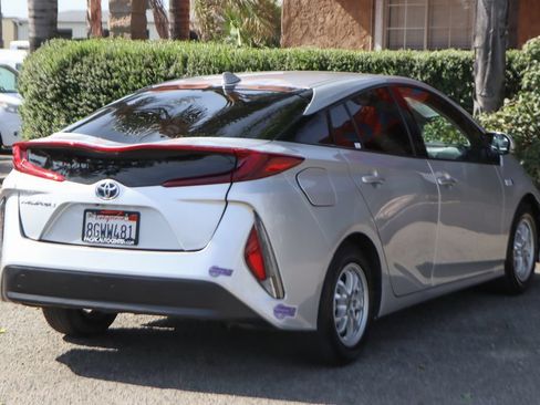 Used 2018 Toyota Prius Prime Premium w/ Carpet Mat Package FWD image 9