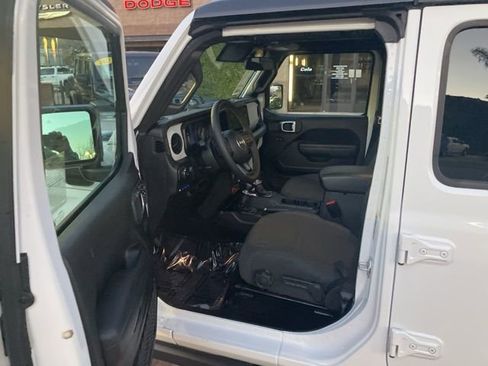 Used 2024 Jeep Wrangler Unlimited image 3