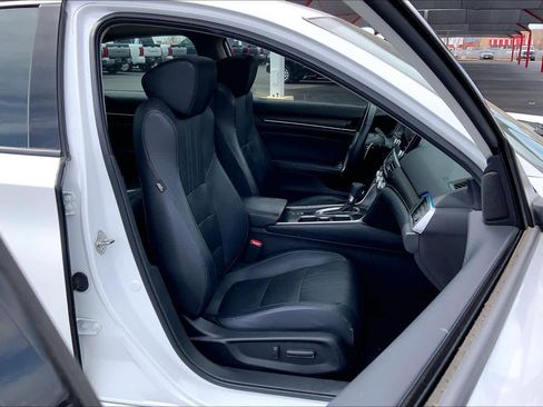 Used 2018 Honda Accord Touring image 9