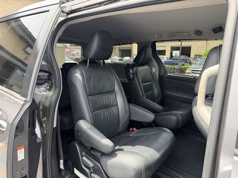 Used 2018 Toyota Sienna SE FWD image 11