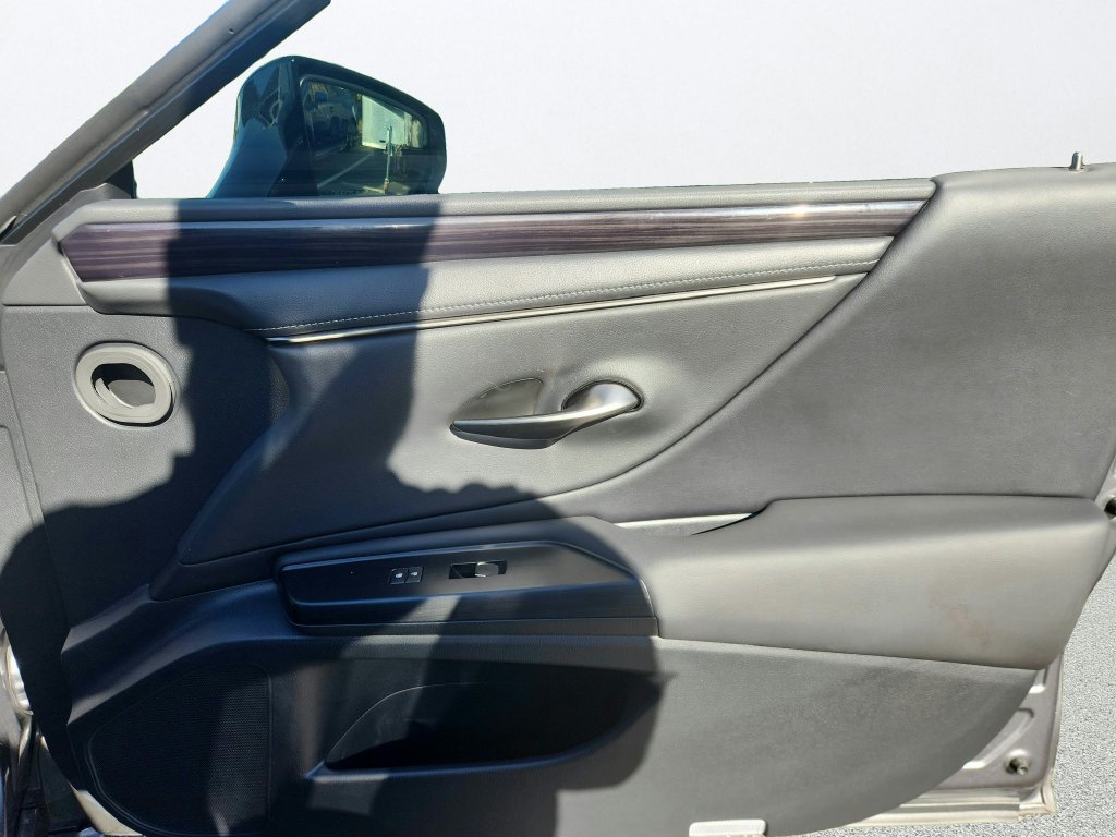 Used 2021 Lexus ES 300h w/ Premium Package FWD image 27