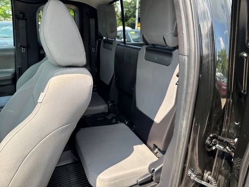 Used 2018 Toyota Tacoma SR5 AWD/4WD image 35