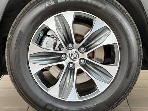 Used 2021 Toyota Highlander XLE AWD/4WD image 28