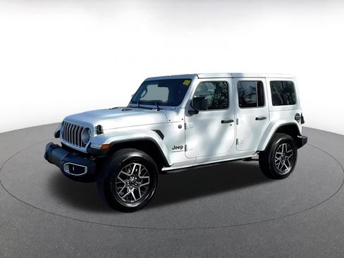 Used 2025 Jeep Wrangler Sahara image 7