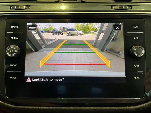 Used 2018 Volkswagen Tiguan SEL AWD/4WD image 44
