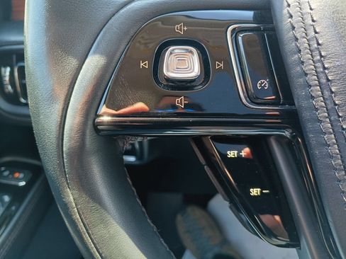 Used 2023 Lincoln Aviator Reserve AWD/4WD image 2