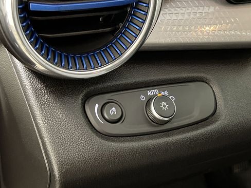 Used 2025 Chevrolet Trax LT w/ LT Convenience Package image 31