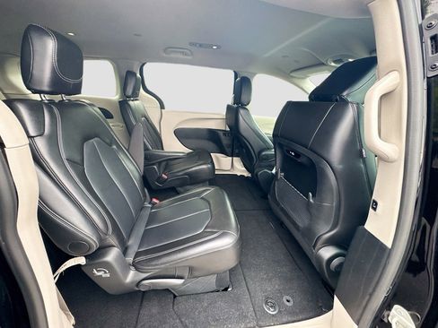 Used 2024 Chrysler Pacifica Touring-L FWD image 30