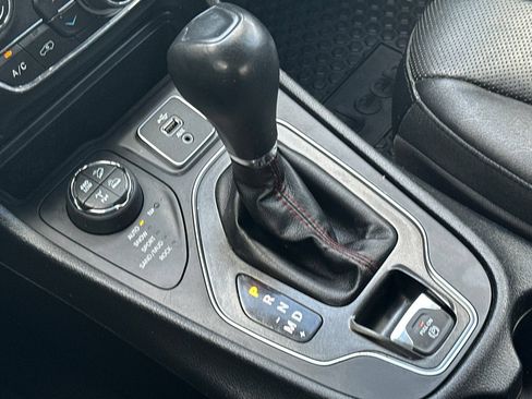 Used 2019 Jeep Cherokee Trailhawk AWD/4WD image 22