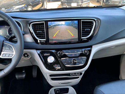 Certified 2024 Chrysler Pacifica Touring-L image 8