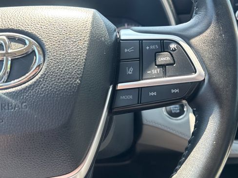 Used 2023 Toyota Highlander XLE AWD/4WD image 20