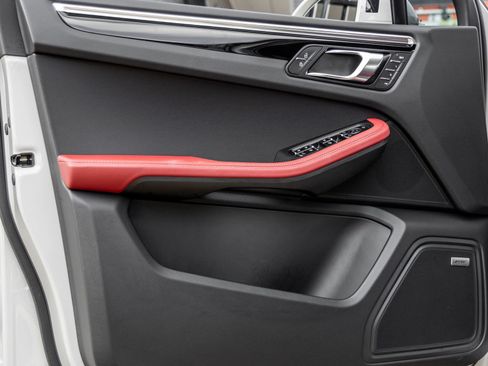 Certified 2025 Porsche Macan AWD/4WD image 18