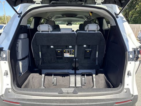 Used 2025 Toyota Sienna LE image 33
