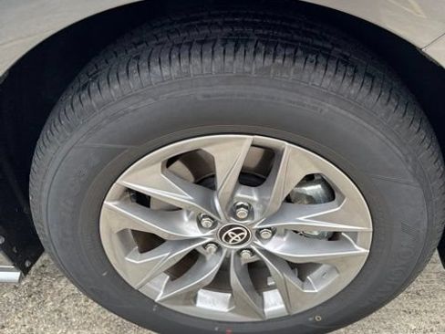 Used 2026 Toyota Sienna XLE FWD image 13