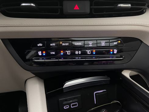 Used 2022 Buick Envision Avenir w/ Technology Package II FWD image 34