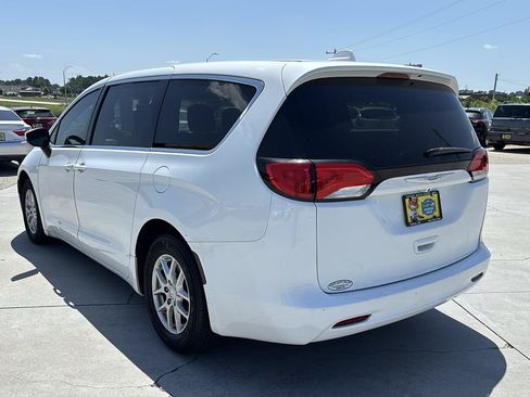 Used 2017 Chrysler Pacifica LX FWD image 6