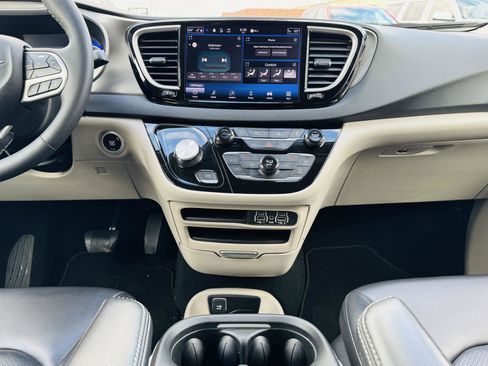 Used 2023 Chrysler Pacifica Touring-L image 25