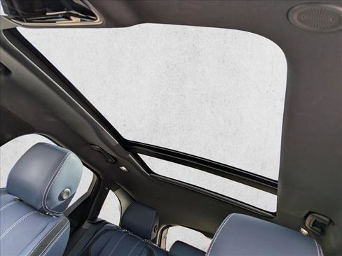 Certified 2023 Land Rover Range Rover Velar R-Dynamic S image 13