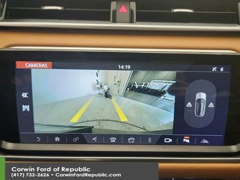 Used 2018 Land Rover Range Rover Velar R-Dynamic SE image 19
