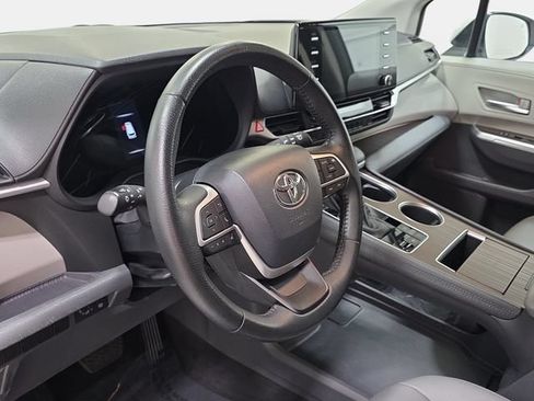 Used 2024 Toyota Sienna XLE FWD image 12