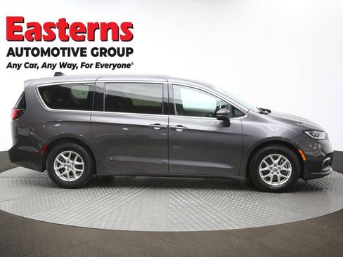 Used 2023 Chrysler Pacifica Touring-L image 47