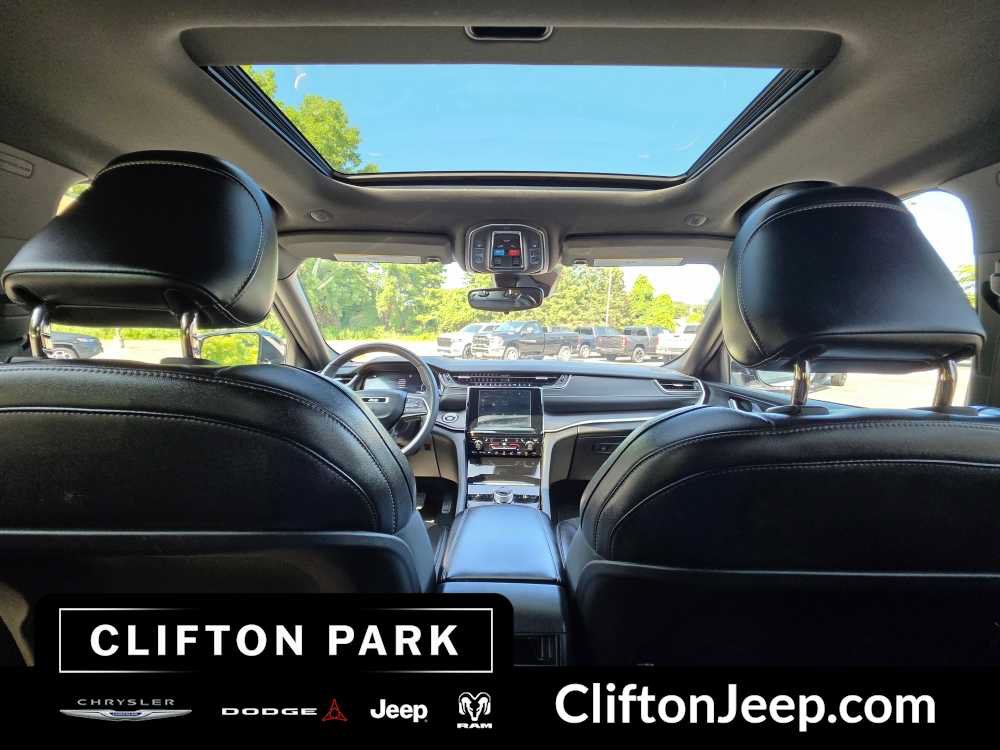 Used 2023 Jeep Grand Cherokee Laredo AWD/4WD image 23