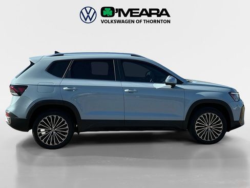 Used 2025 Volkswagen Taos SE FWD image 6