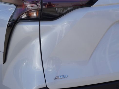 Used 2023 Toyota Sienna XLE image 9