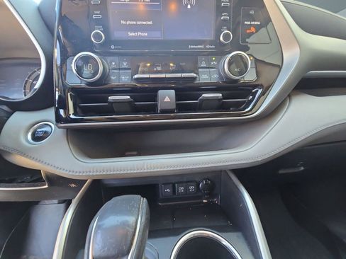 Used 2020 Toyota Highlander XLE image 16