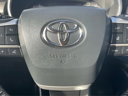 Used 2023 Toyota Highlander XLE image 18