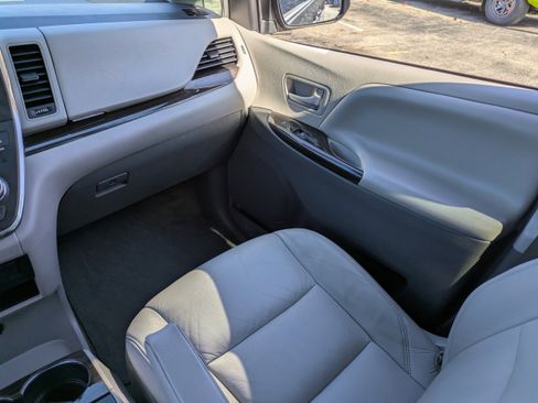 Used 2015 Toyota Sienna Limited image 19